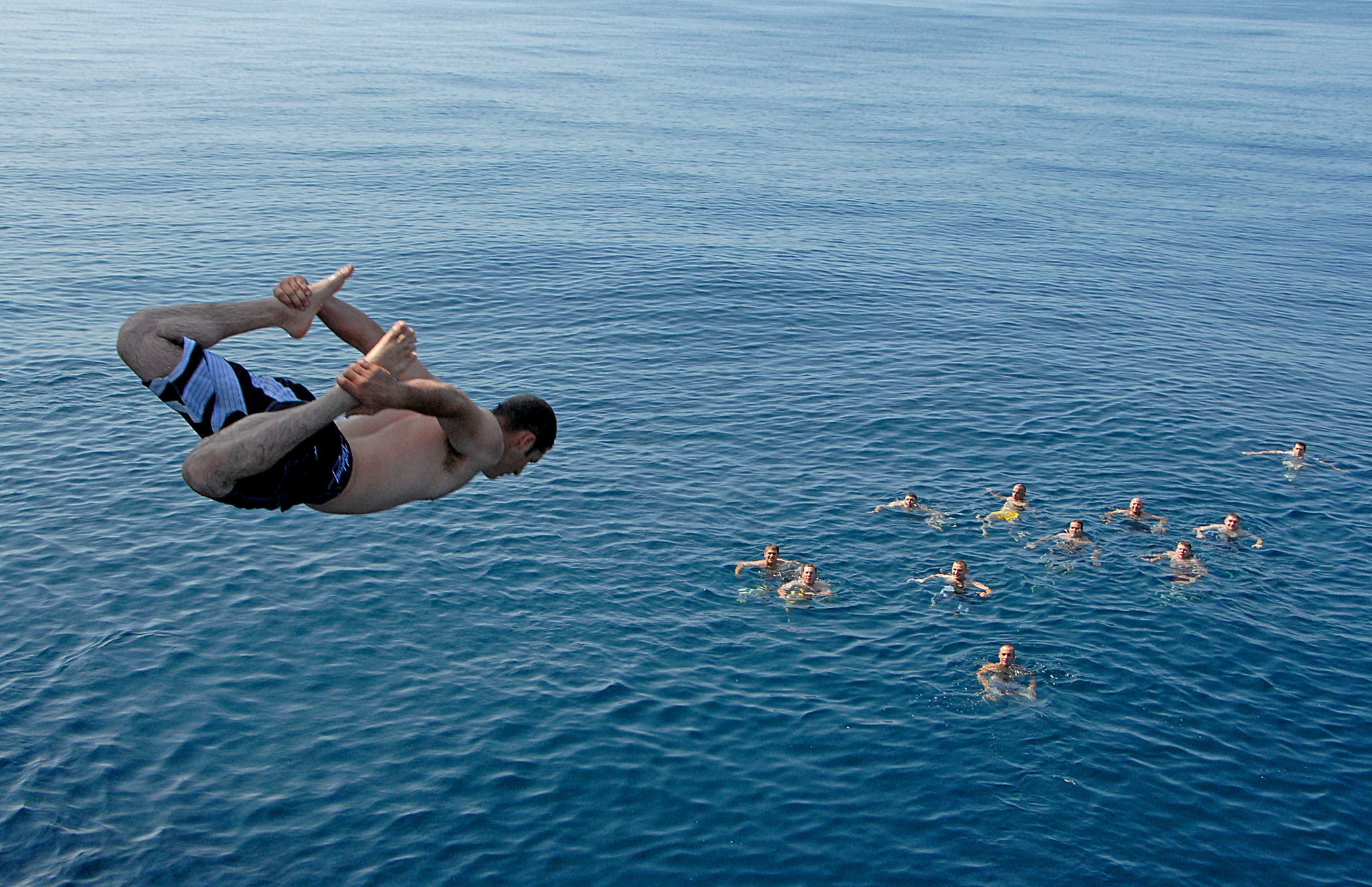 Плавание в черном море. Плавание в море польза. Black Sea Swim. A guy swimming in the Sea.