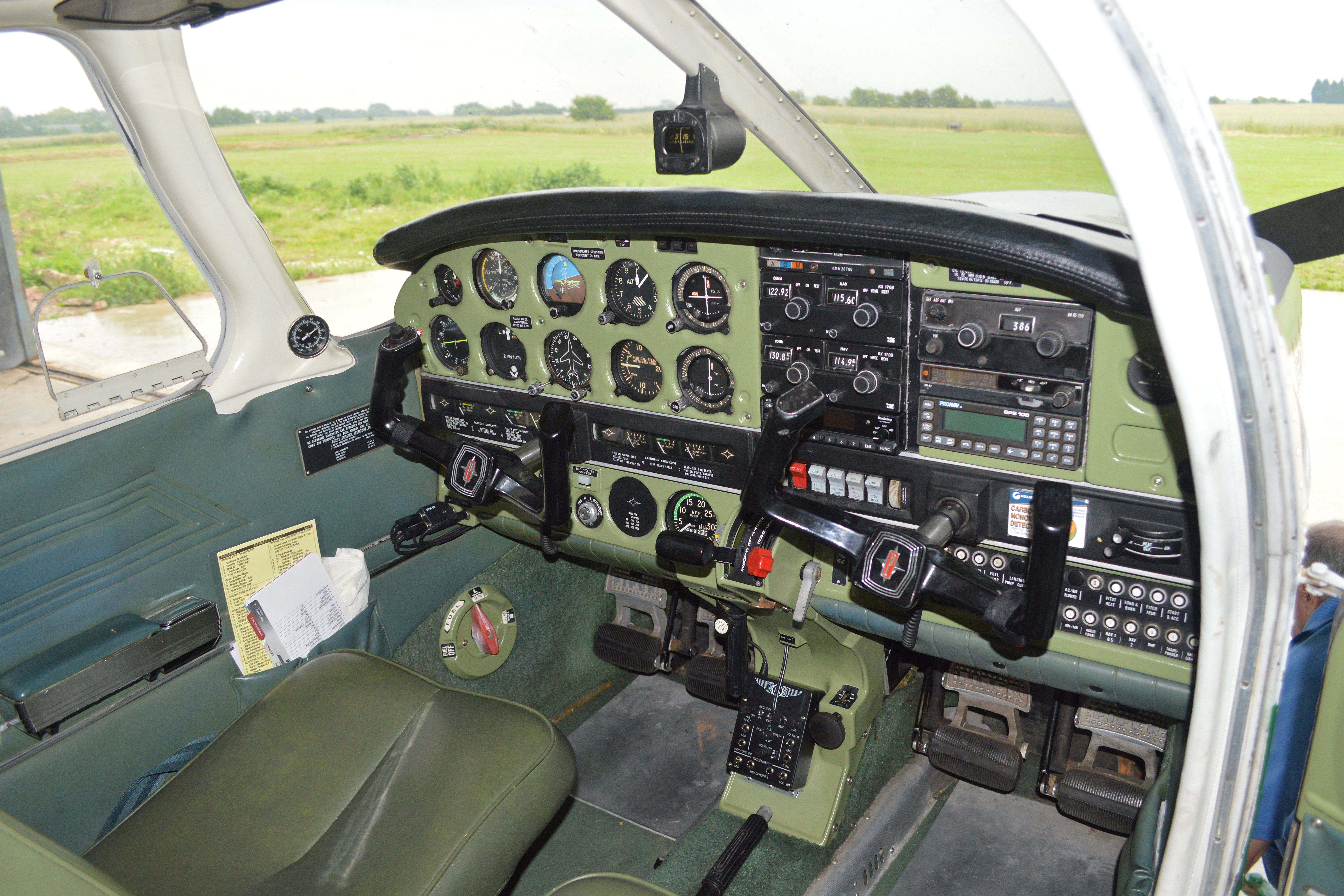 File Cockpit of Piper PA28 181 Archer II G SAPI 34105117476