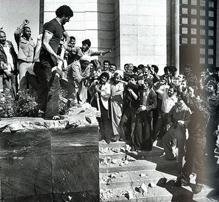 File:Destroying Reza Shah's mausoleum.jpg