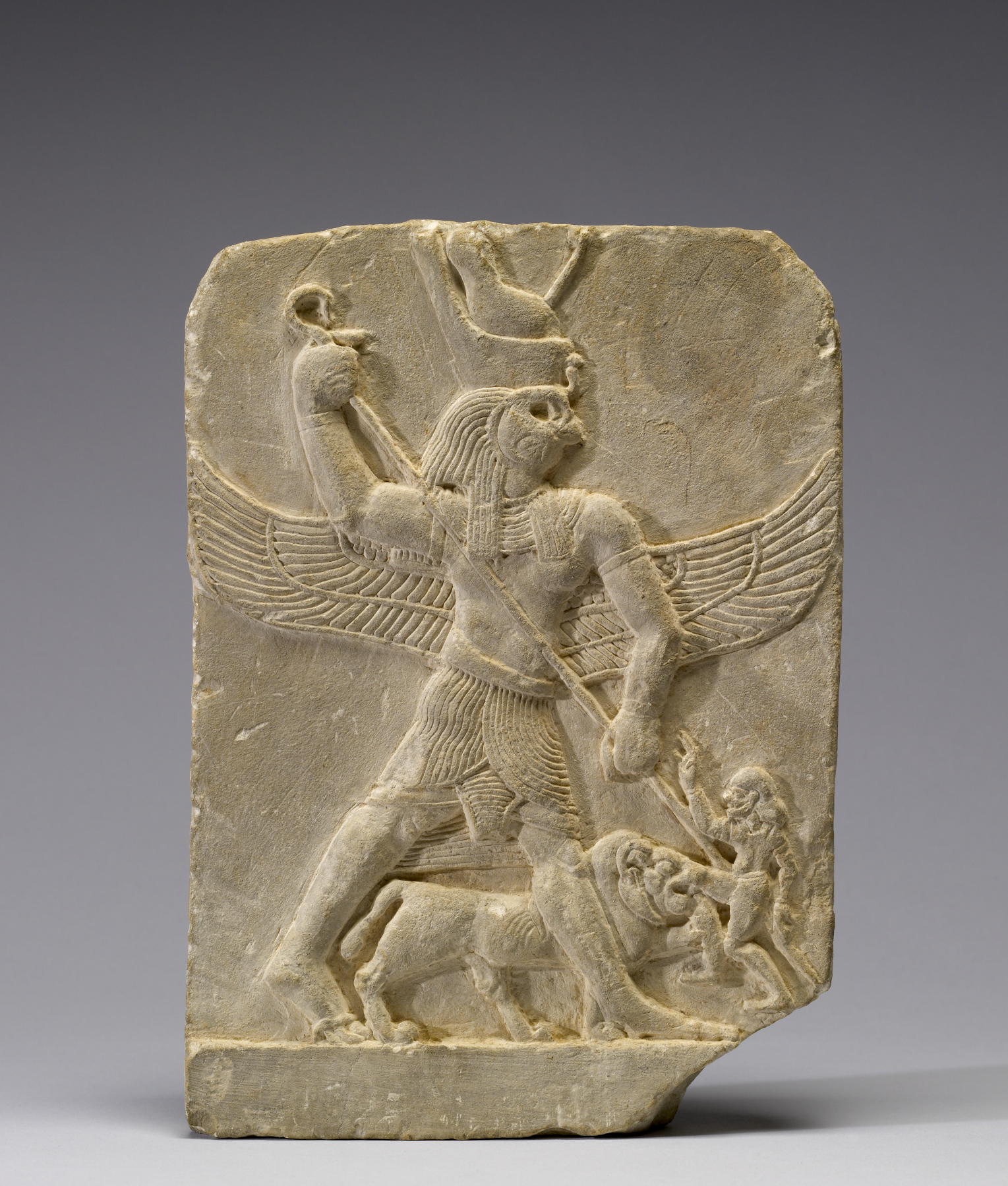 Horus che colpisce un nemico con una lancia in un rilievo su calcare d epoca greco romana Walters Art Museum Baltimora