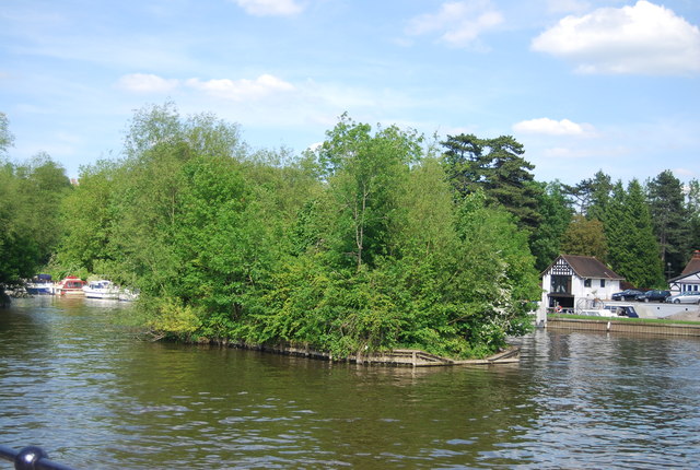 File:Eyot, River Thames - geograph.org.uk - 3561403.jpg