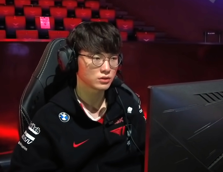 File:Faker at 2021 LCK summer playoffs.jpg