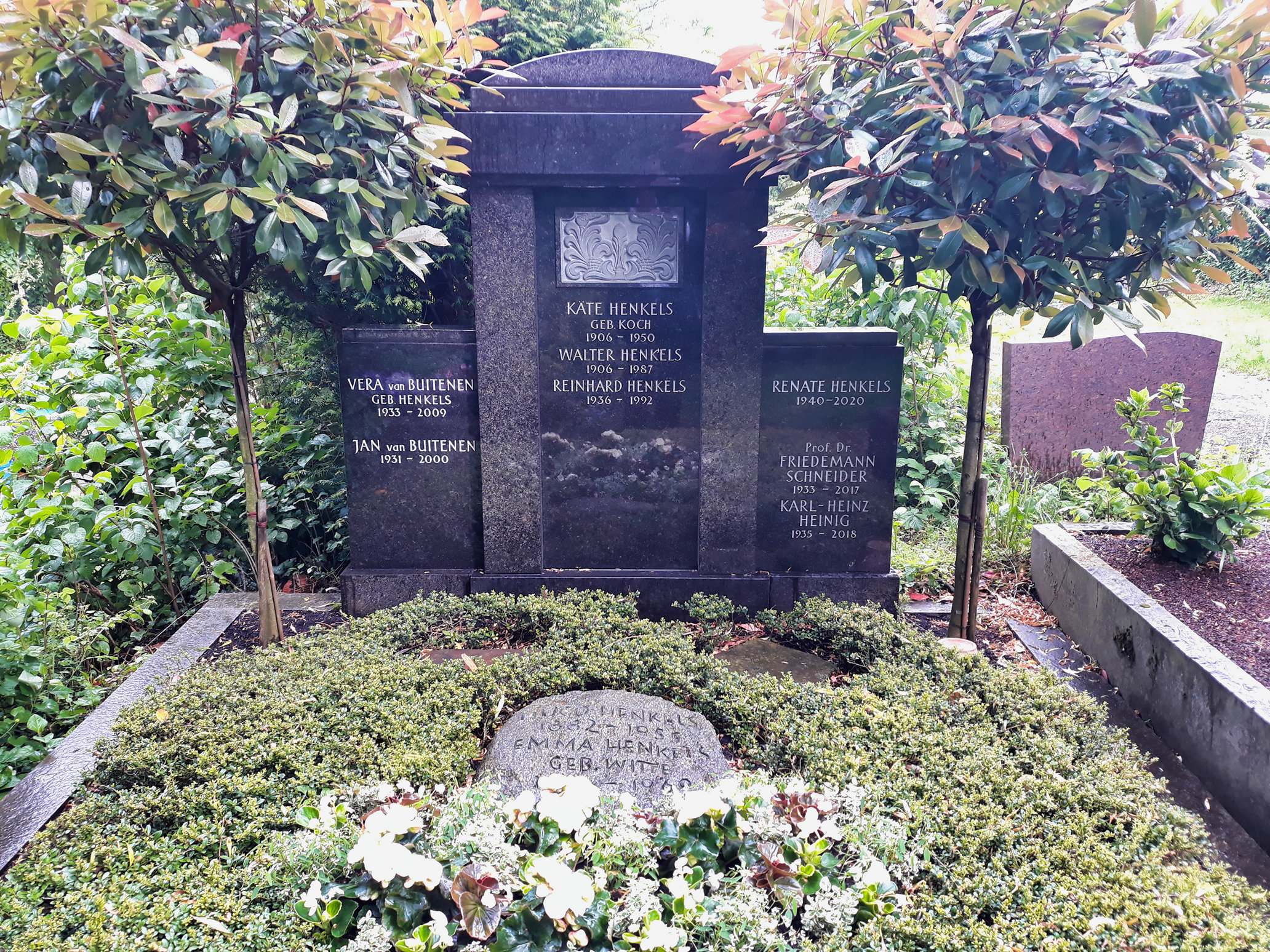 Grab von Walter Henkels und seiner Ehefrau Käte geborene Koch im Familiengrab auf dem [[Burgfriedhof Bad Godesberg