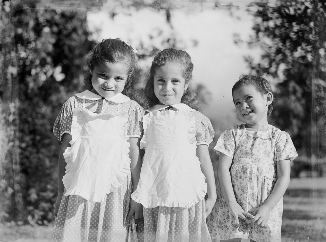 File:Group portrait of three sisters (AM 75938-1).jpg - Wikimedia ...