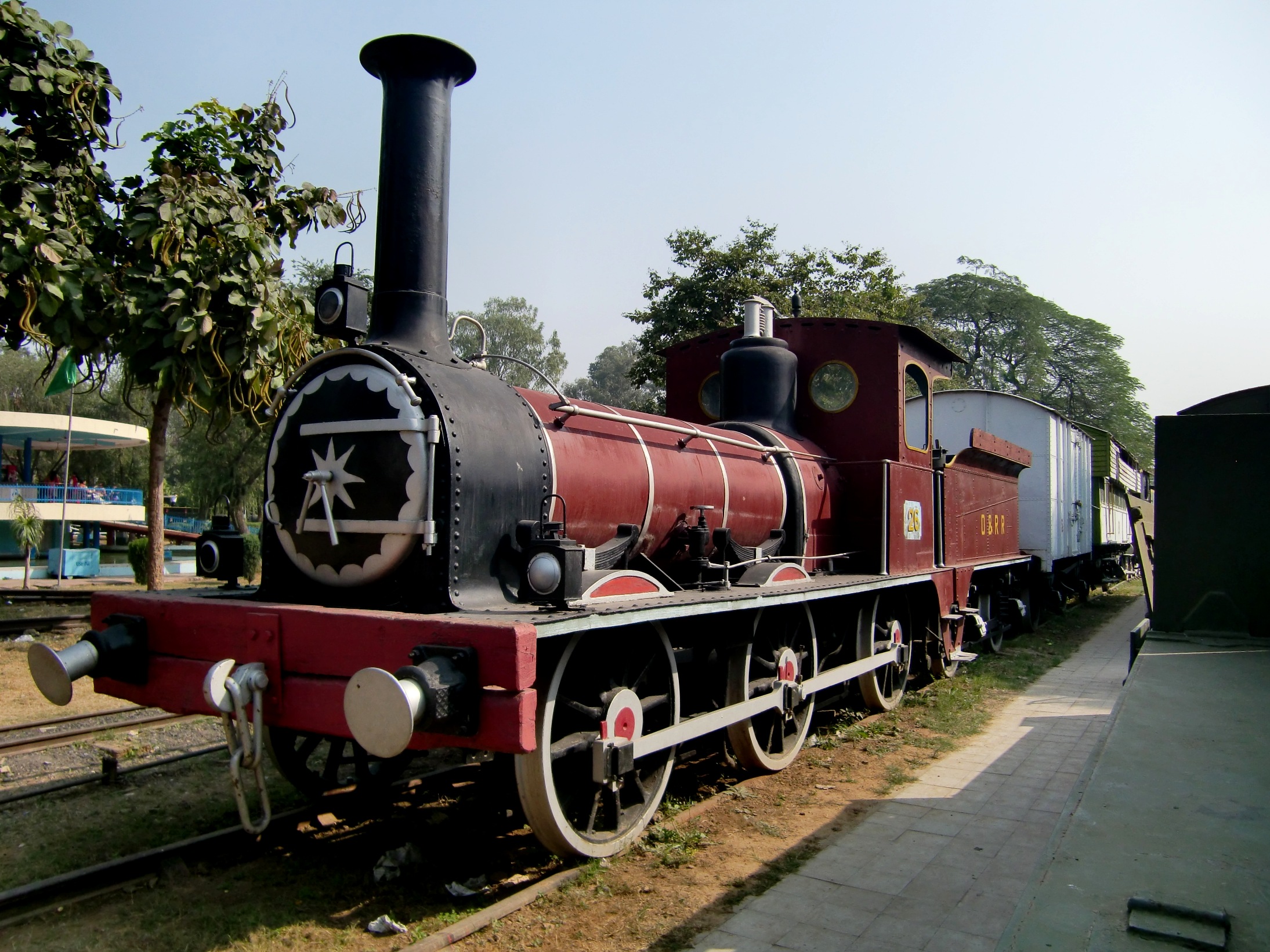 First railway. Локомотивы Индии. Шведский паровоз. Паровоз в Индии. Розовый паровоз.