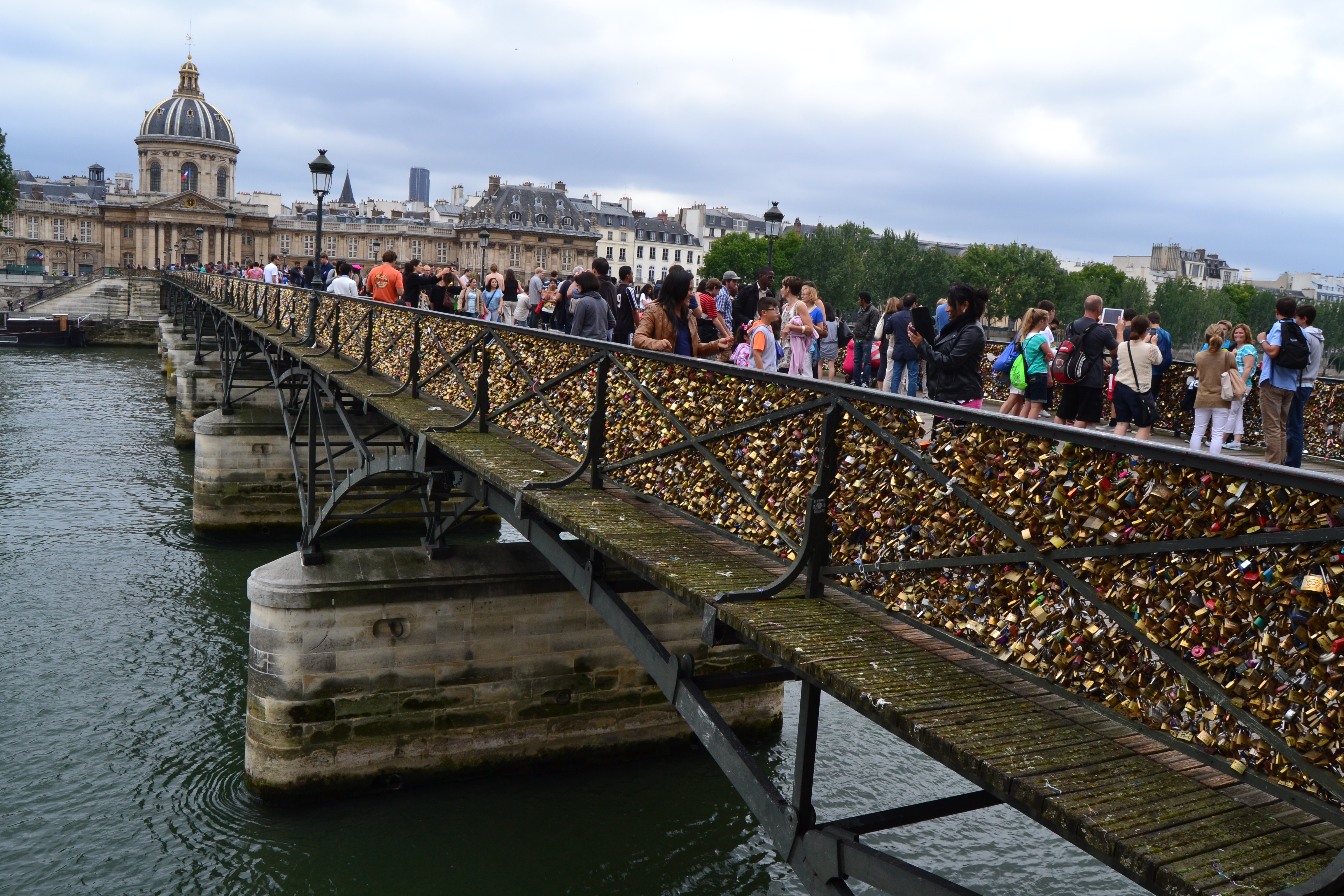 Фото мостов парижа. Pont des Arts в Париже. Мост искусств в Париже. Le Pont des Arts мост искусств. Ульмский мост Париж.