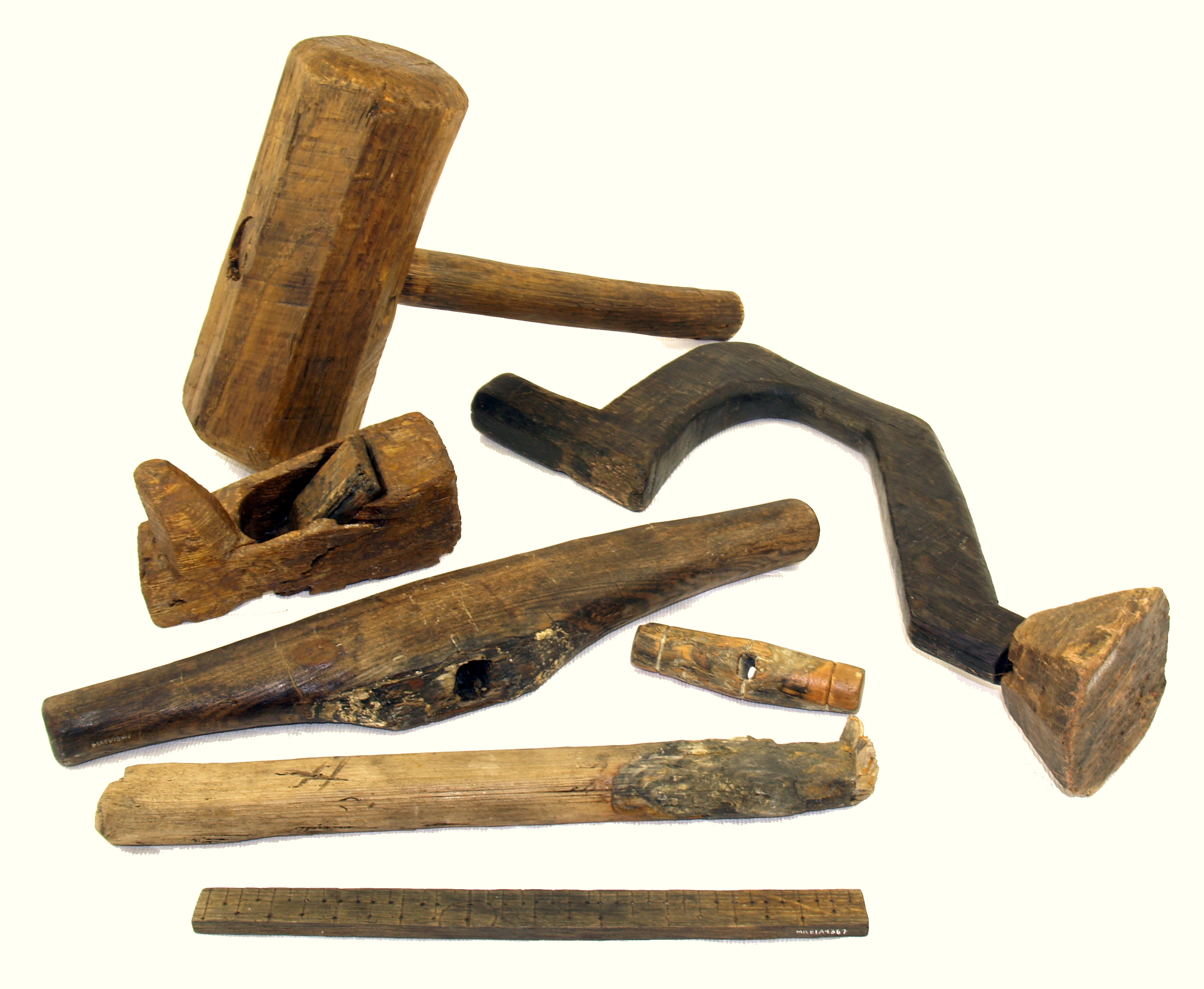 https://upload.wikimedia.org/wikipedia/commons/d/db/MaryRose-carpentry_tools1.jpg