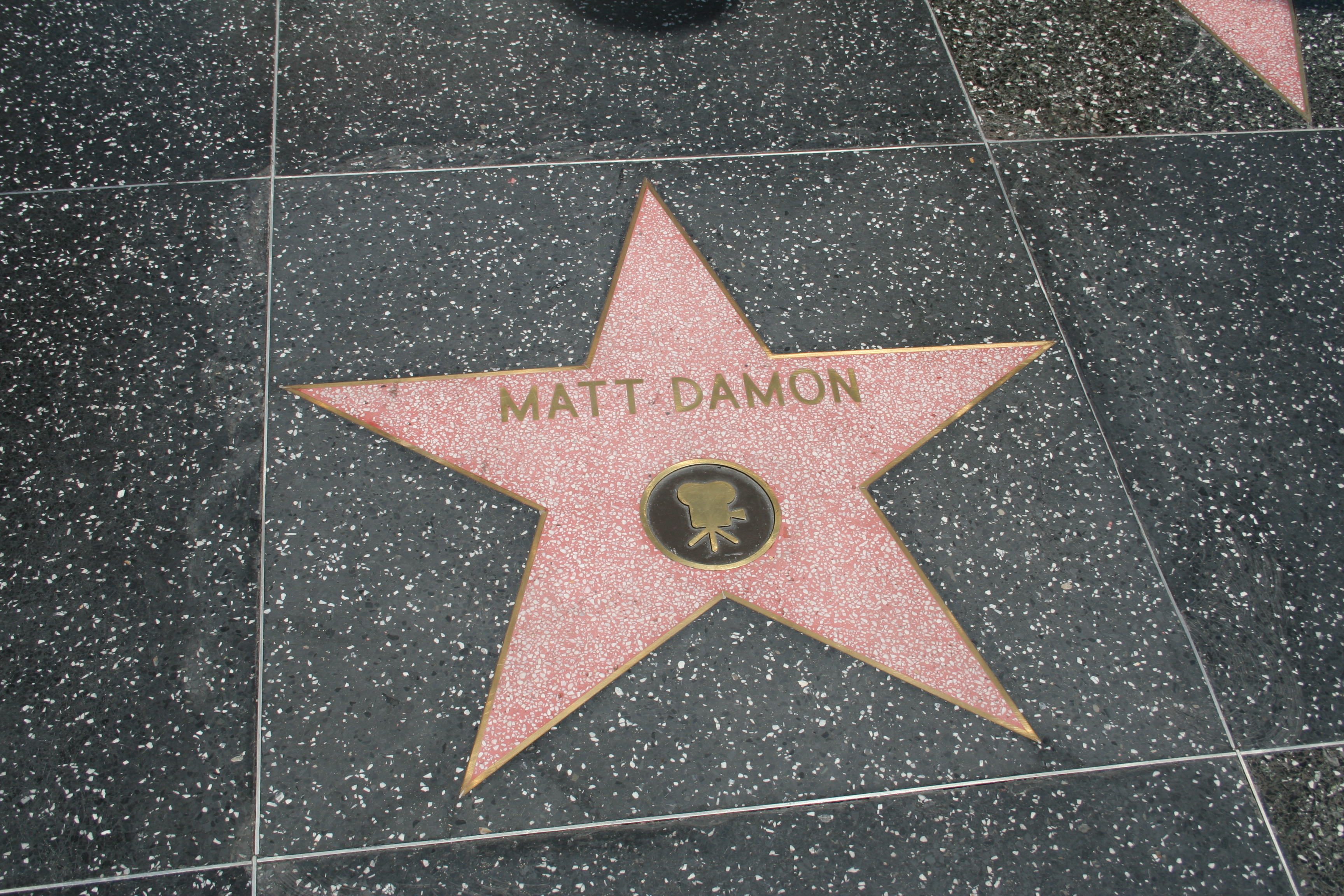 Звезда голливуда мстители 9 букв. Голливудская аллея славы Винни пух. Своими руками"Hollywood Star". Мэтт Деймон на аллее славы. Памятник постели в Голливуде.