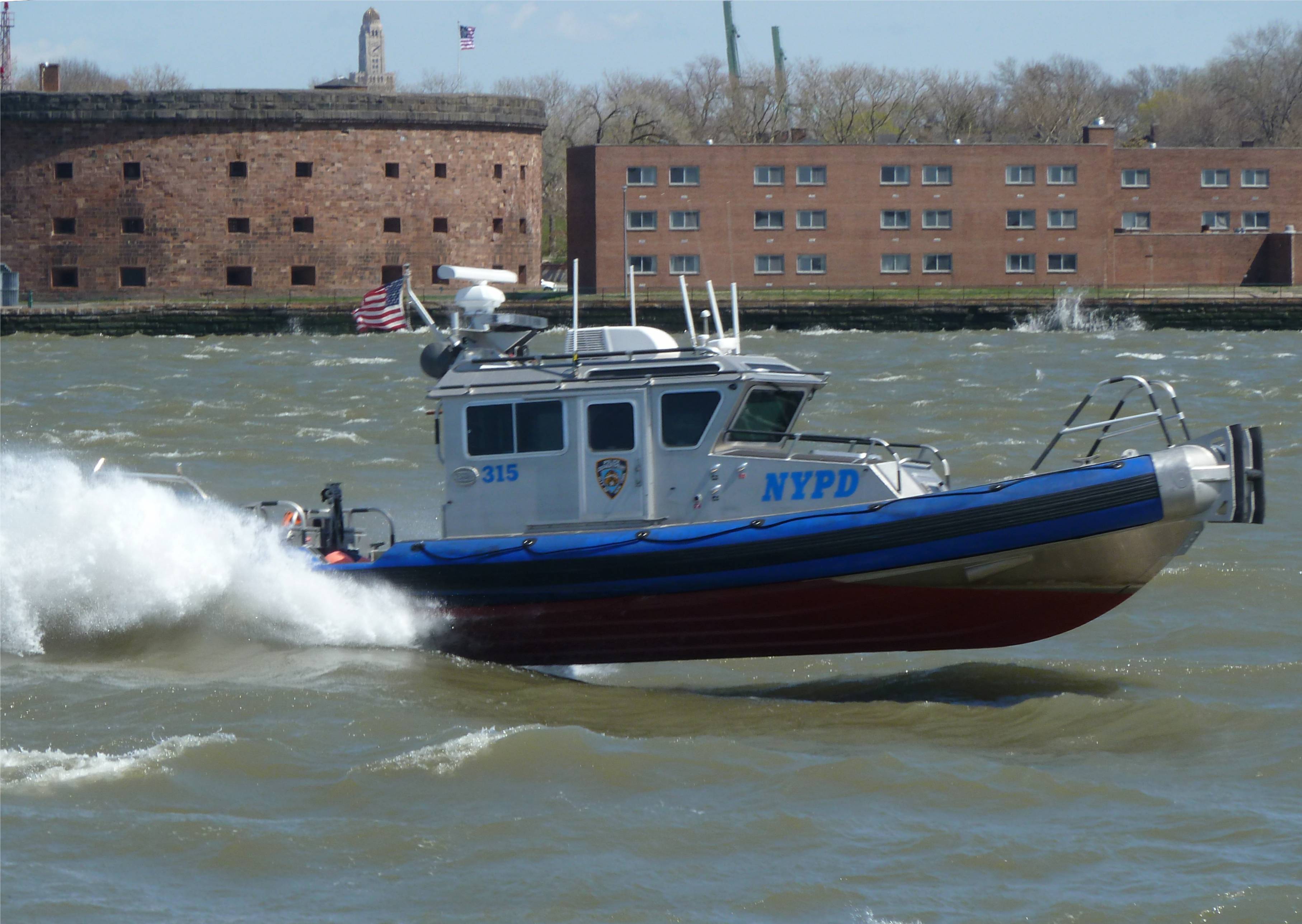 File:NYPD boat near Gov Is.jpg - Wikimedia Commons