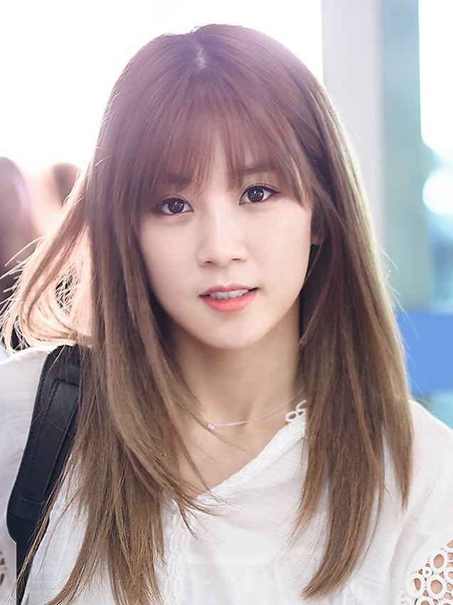 Park_Chorong_at_Incheon_airport,_29_May_