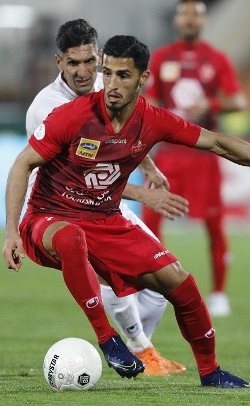 Alipour playing for [[Persepolis F.C.|Persepolis]] in 2020