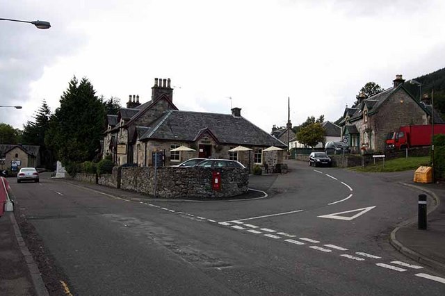 File:Road junction, Killin - geograph.org.uk - 955400.jpg