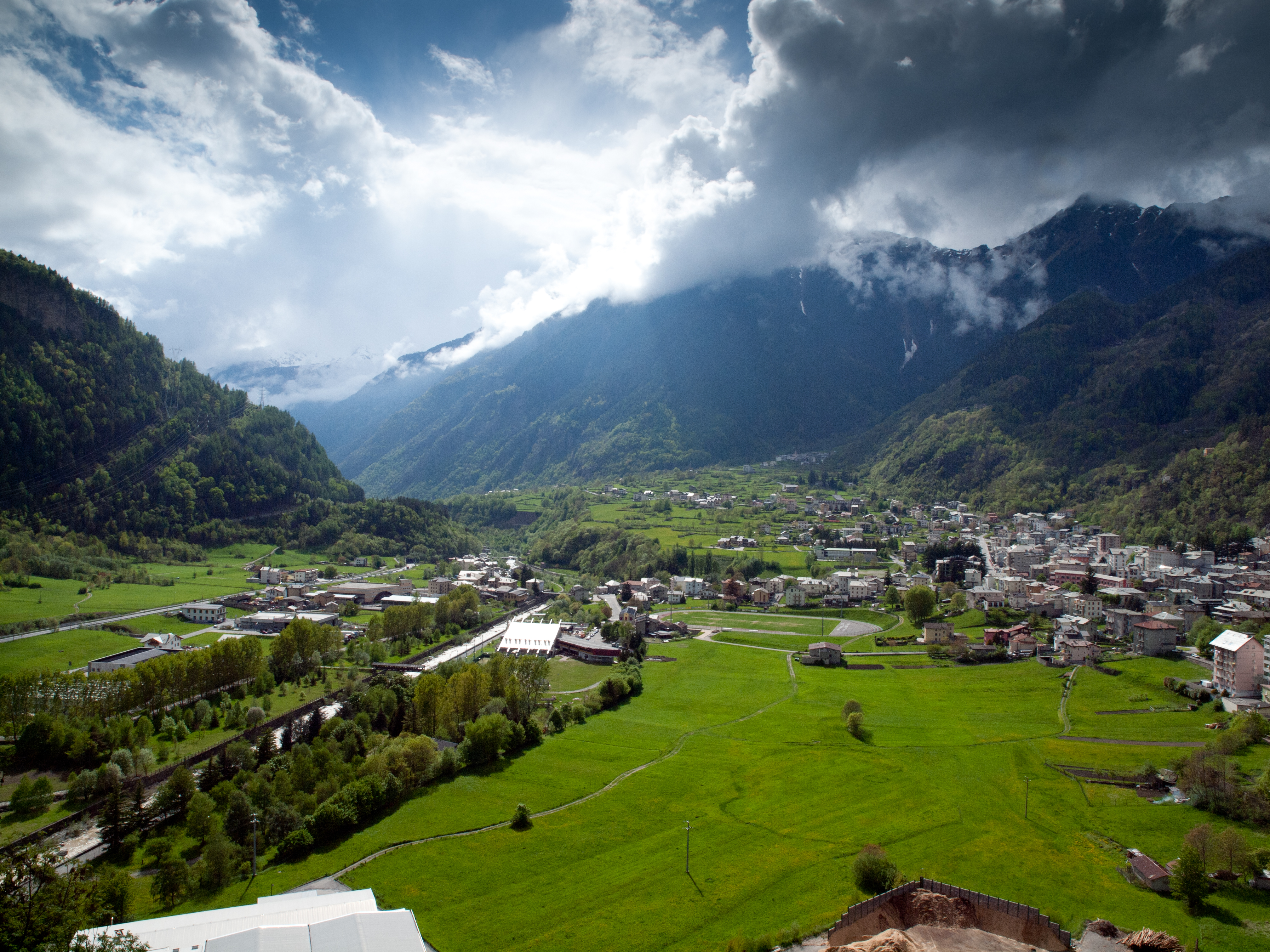 File:Sondalo, Valtellina Italy.jpg - Wikimedia Commons