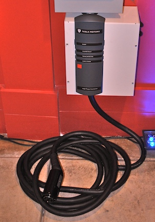Charging unit Tesla Roadster charger DSC 0200.jpg