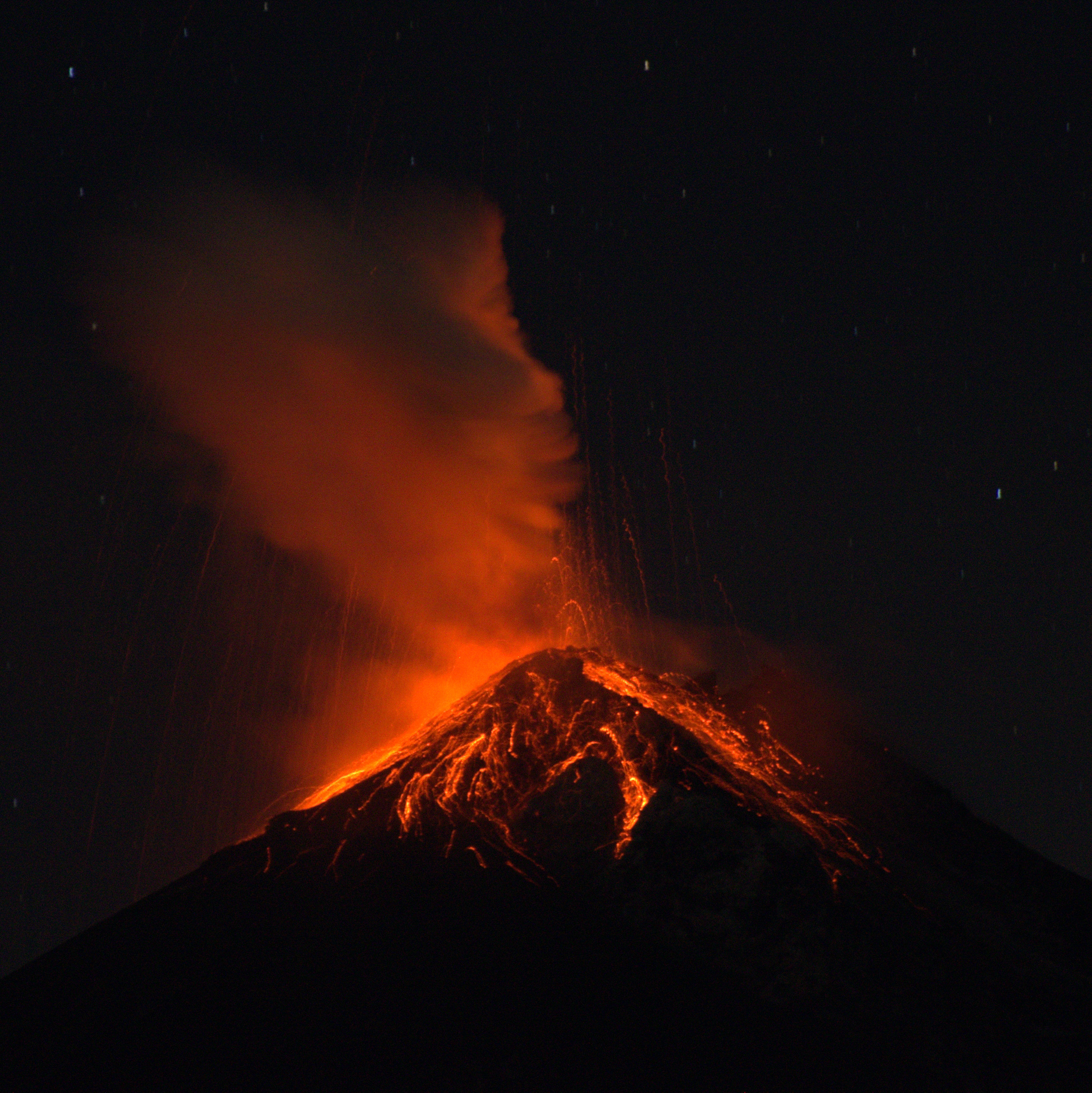 File Volcan De Fuego In Guatemala Eruption At Night Jpg 维基百科 自由的百科全书