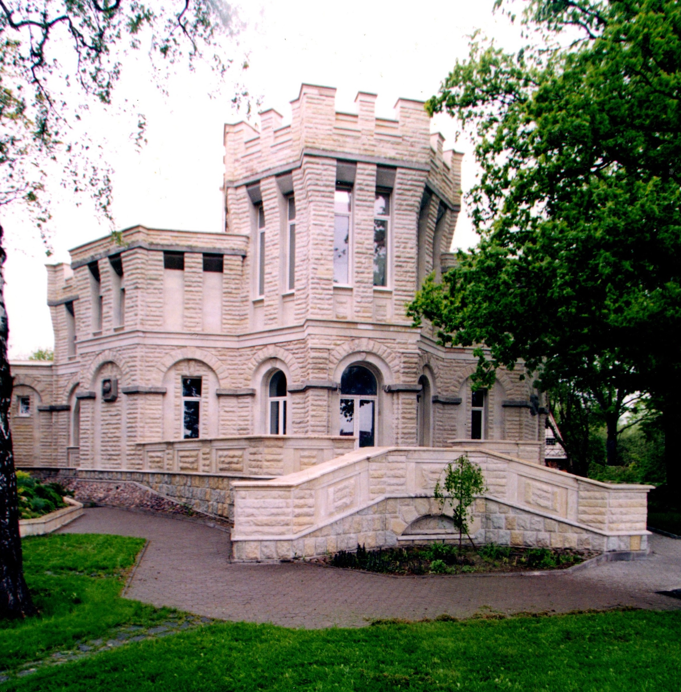 Белый замок Ольгино