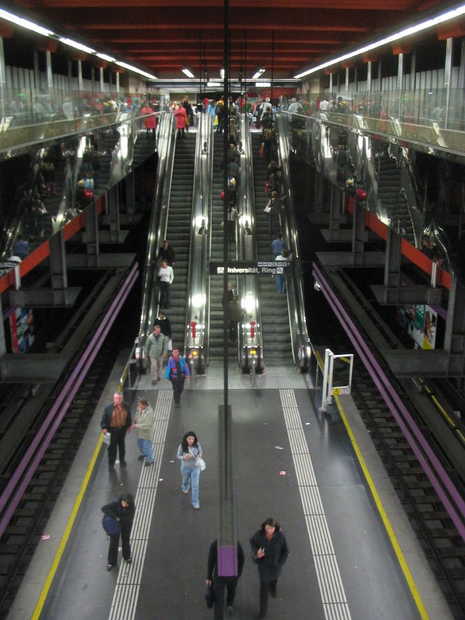 Wien_U-Bahn-Station_Schottentor_Bahnsteig.jpg