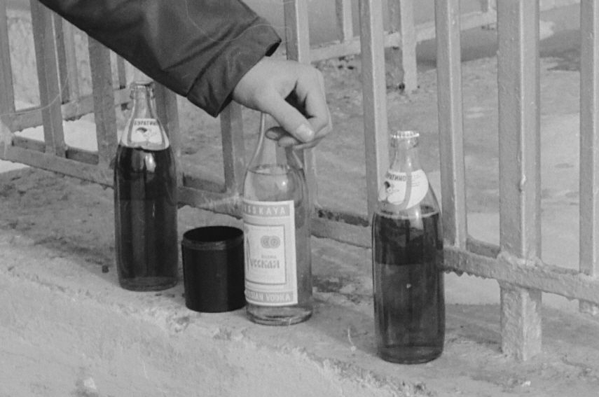 Файл:Две бутылки Буратино и одна бутылка Русской водки 1982 год.jpg