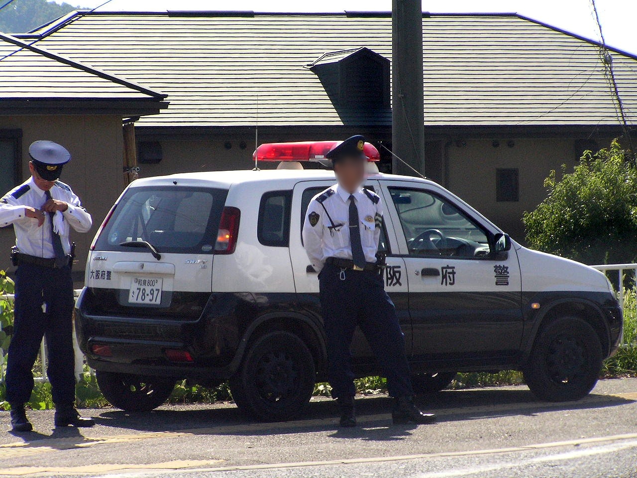 ファイル 大阪府警警官とパトロールカーpa Jpg Wikipedia