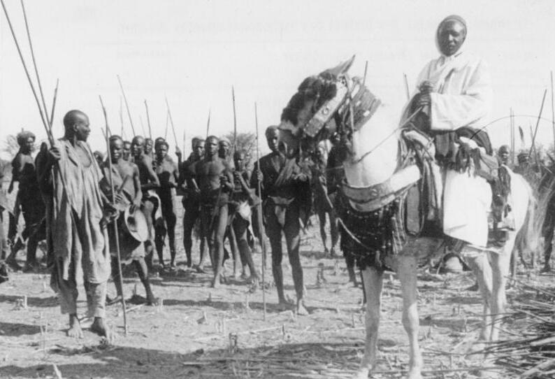 File:Bundesarchiv Bild 108-212-20, Kamerun, Sultan Bukar mit Gefolge.jpg