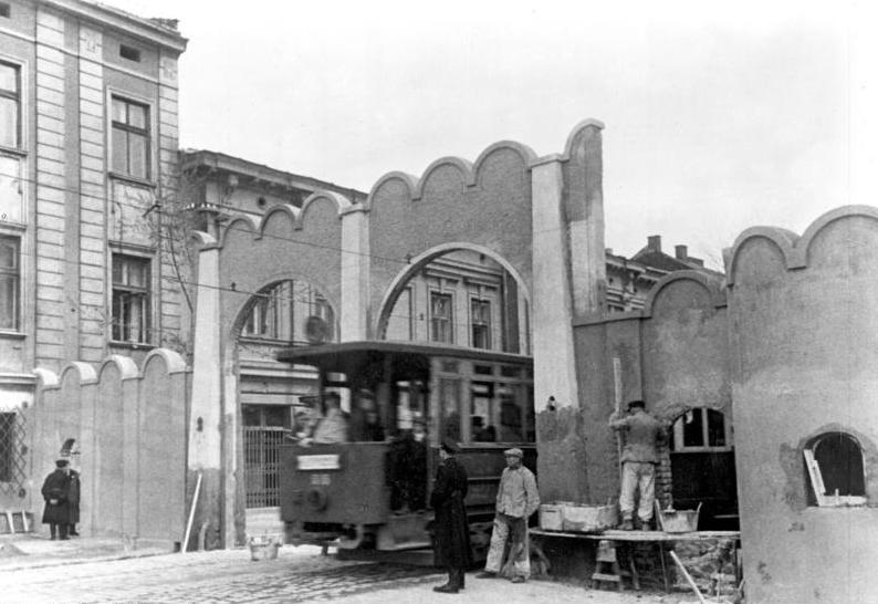 File:Bundesarchiv Bild 183-L25517, Polen, Ghetto Krakau, Eingang.jpg