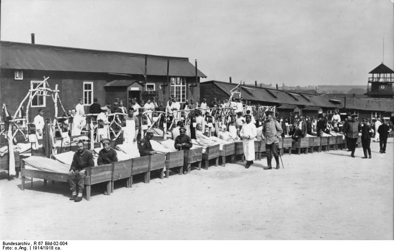 File:Bundesarchiv R 67 Bild-02-004, Kriegsgefangenenlager Crossen, Krankenlager im Freien.jpg