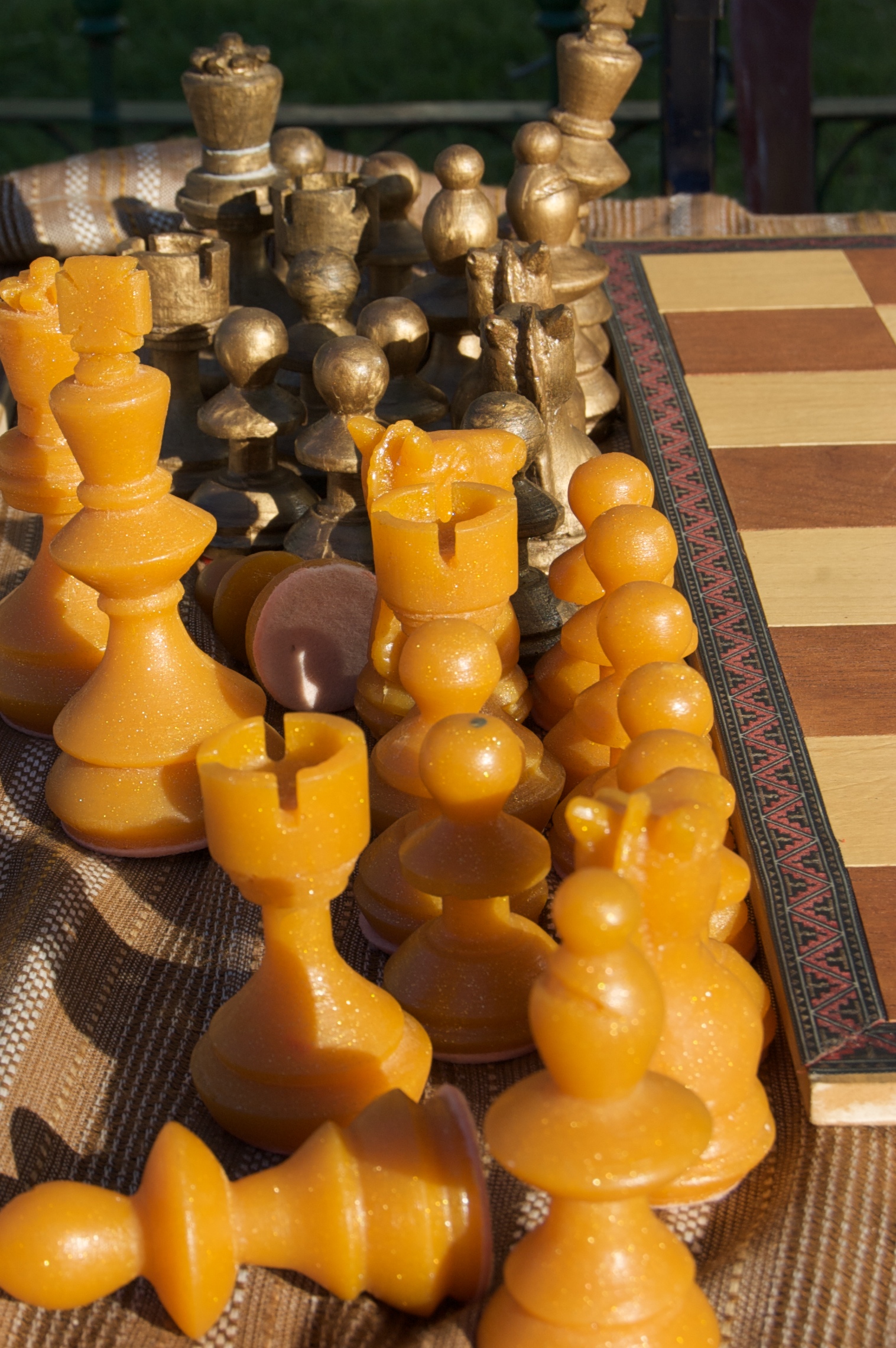 File:Chess pieces - Piezas de ajedrez.jpg - Wikimedia Commons