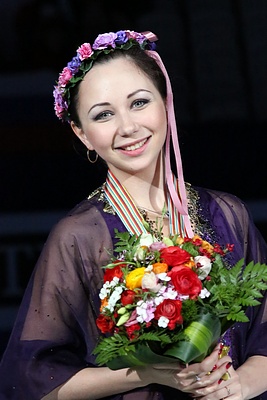 Toektamysjeva werd in 2015 zowel Europees kampioen als wereldkampioen (foto, na de medailleceremonie) bij de vrouwen