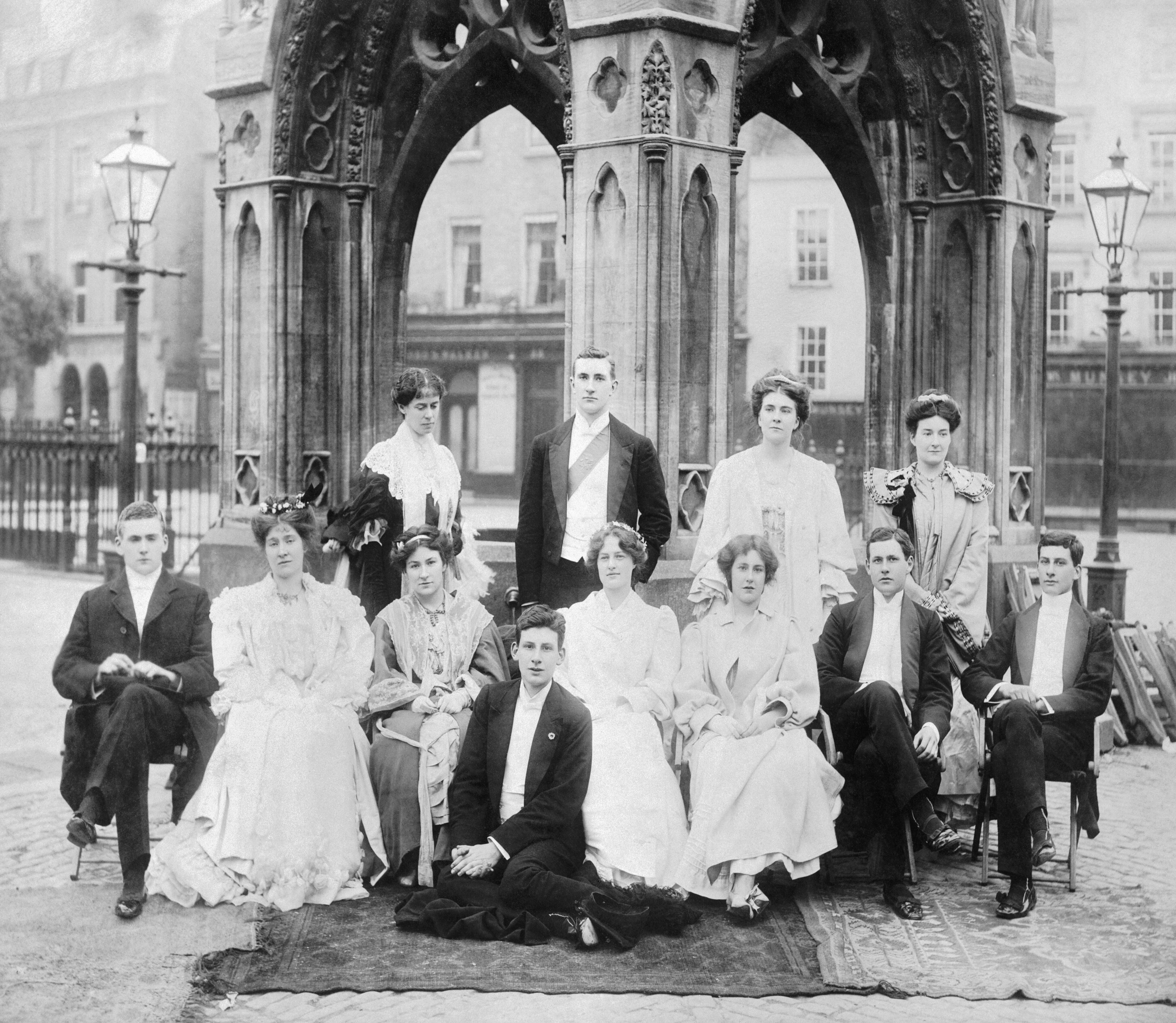 Sassoon (diante) co seu irmán Hamo e outros estudantes na mañá posterior a unha festa de fin de curso na [[Universidade de Cambridge