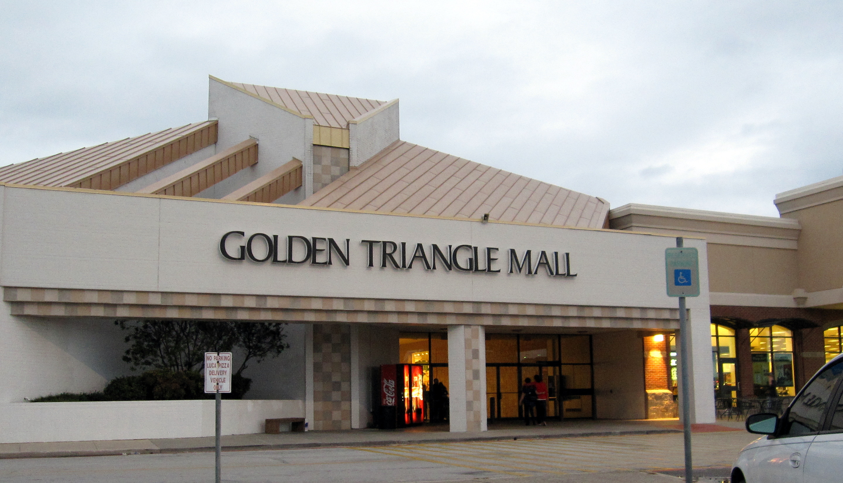 vans triangle mall