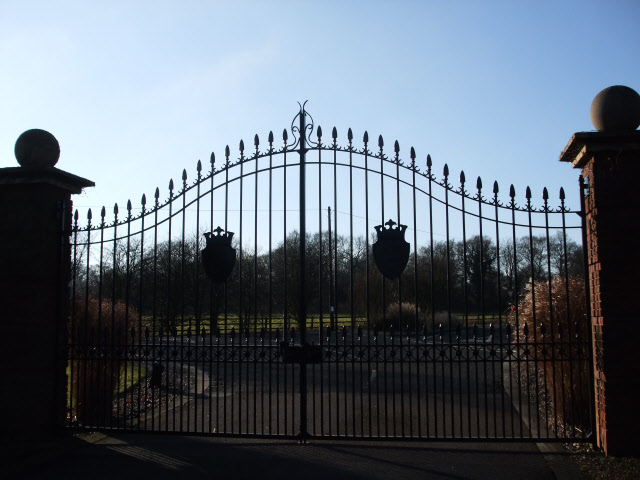 File:Grand Entrance to the London Golf course - geograph.org.uk - 1104646.jpg