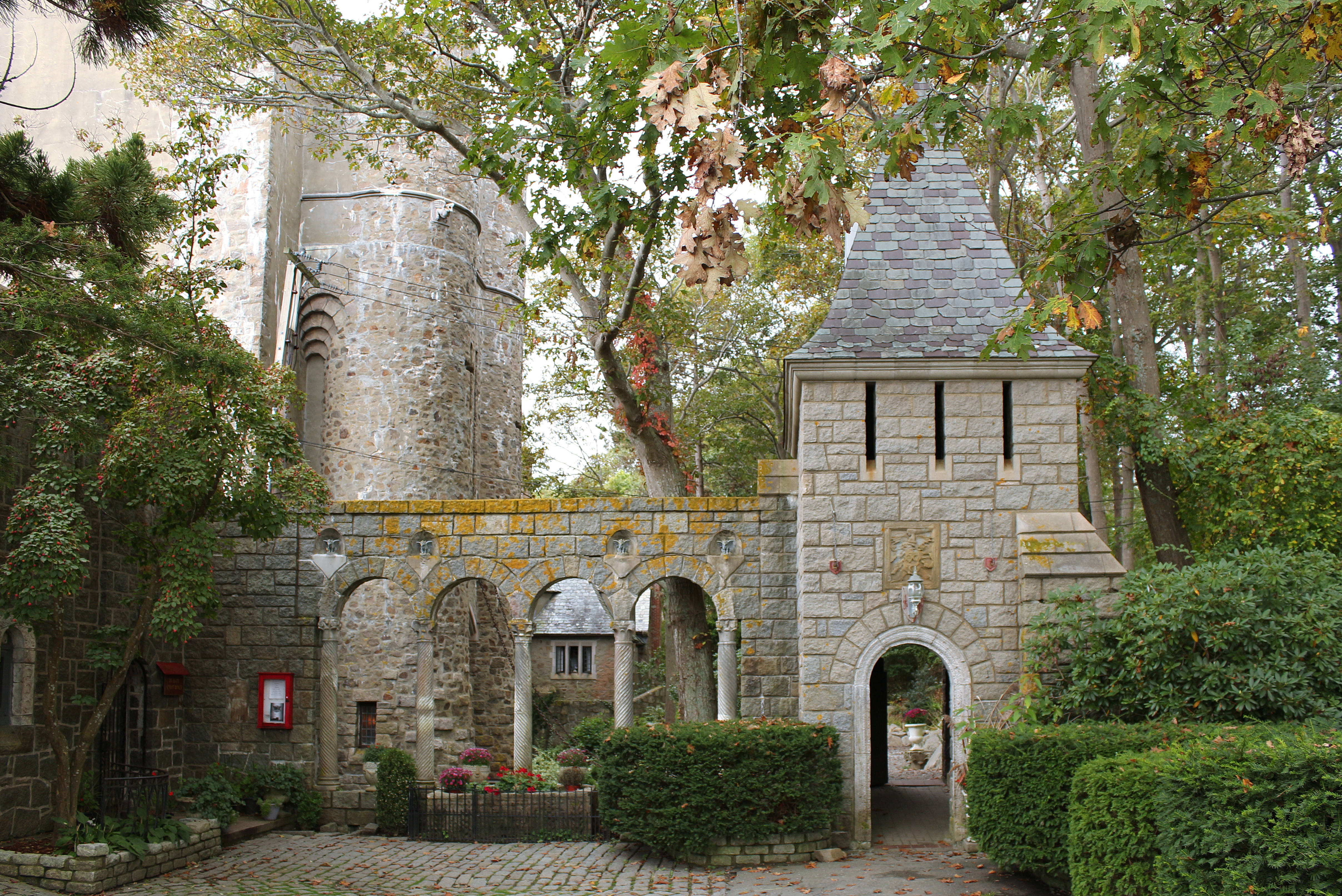 Castle museum. Замок Хаммонд. Hammond Castle Бостон. Замок Глостер. Башенный колокол замка Хэммонд Глостер.