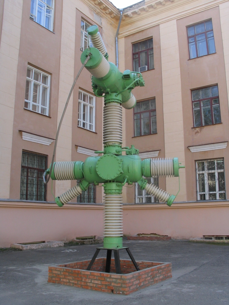 Высоковольтный автоматический выключатель возле Томского политехнического института