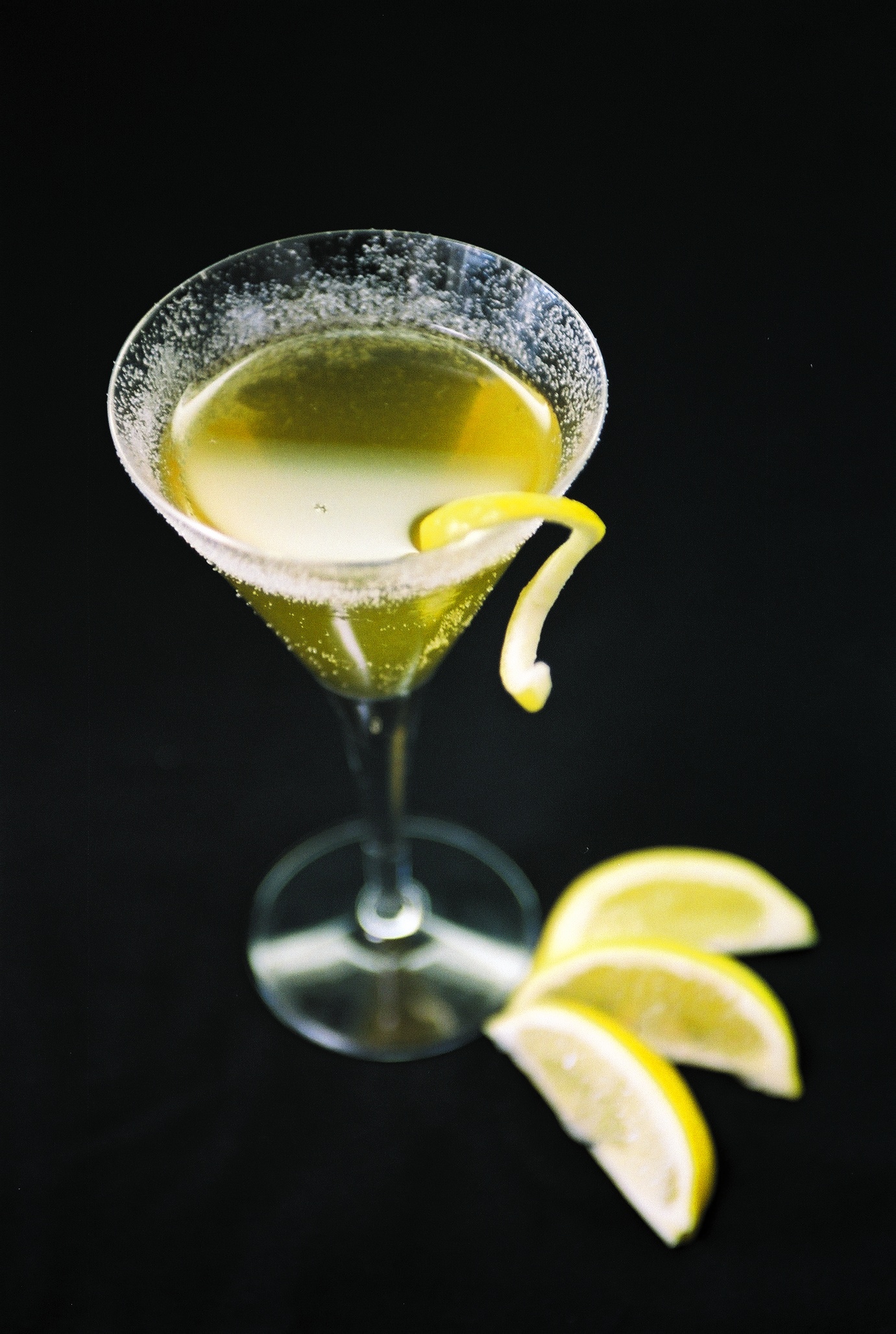 https://upload.wikimedia.org/wikipedia/commons/d/dc/Lemon-inspired_signature_cocktail.jpg