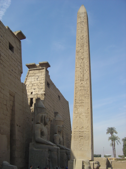 Obelisk in Luxor met hiërogliefen.