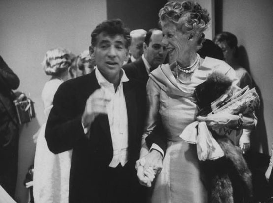 File:OcrHelen (Mrs. Lytle) Hull, the first wife of Vincent Astor, with Leonard Bernstein, taken in 1962 at age 69.jpg