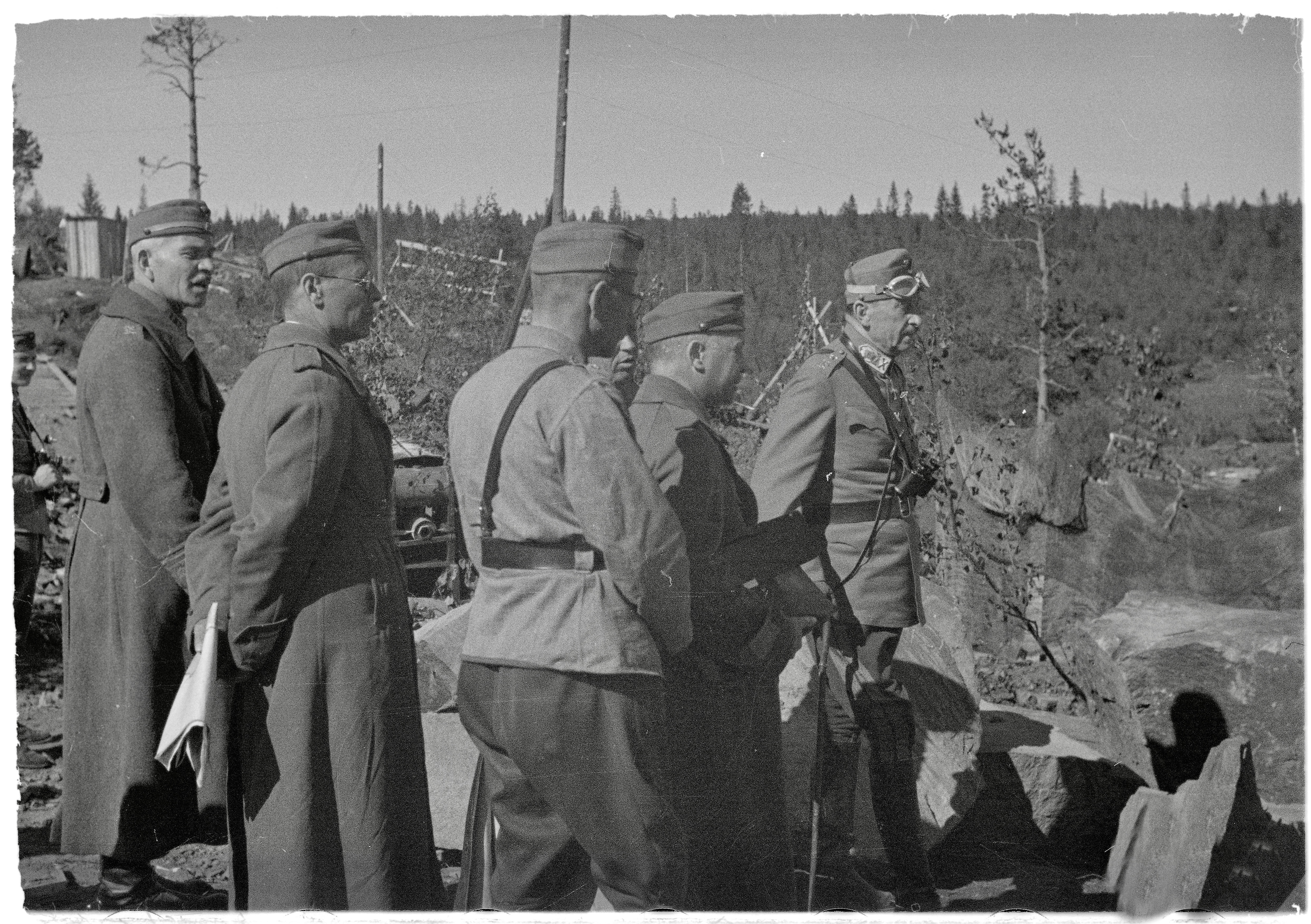 File:Syvärinniska, Suomen Marsalkka seurueineen tarkastaa Itä-Syvärin  puolustuslaitteita. (Linnoitus 