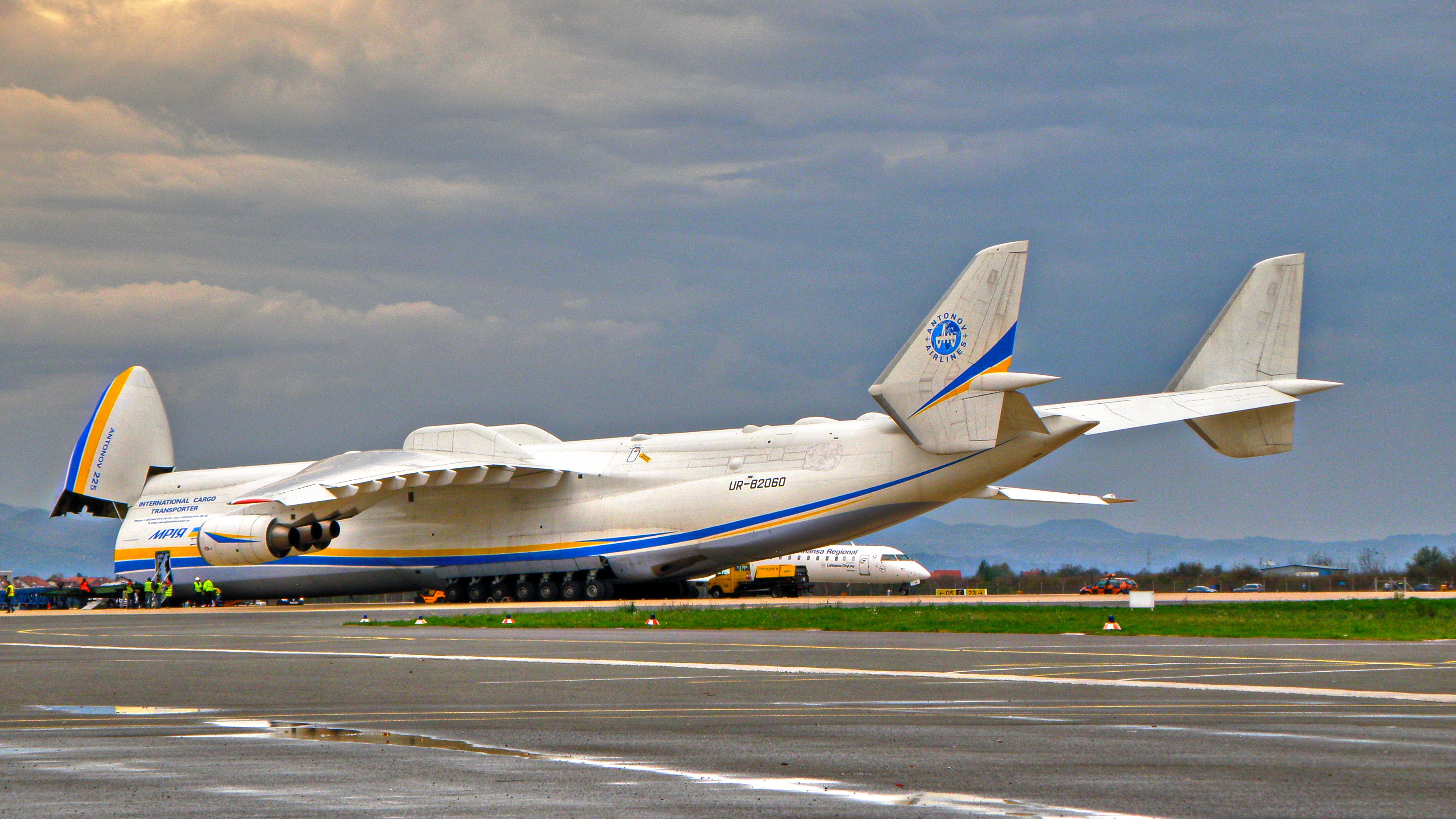 Первый грузовой самолет. Самолет Мрия АН-225. АН-124 Мрия. АН 124 И АН 225 Мрия.