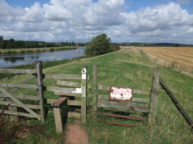 Trent Valley Way rejoining theTrent - geograph.org.uk - 936680
