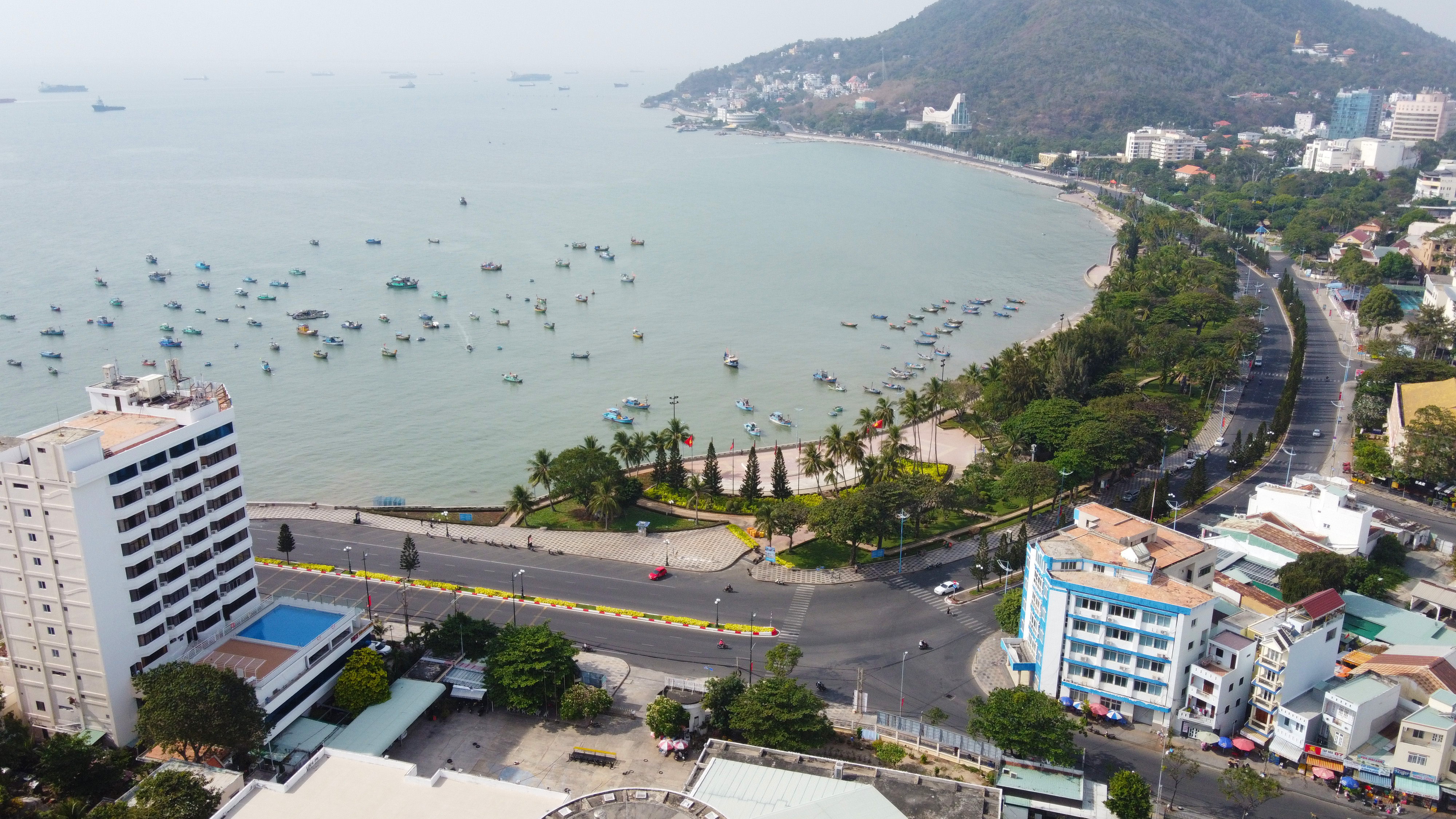 Vũng Tàu - một thành phố biển đẹp và thu hút hàng triệu du khách mỗi năm. Với những bãi biển tuyệt đẹp, những địa điểm tham quan thú vị, Vũng Tàu chắc chắn sẽ khiến du khách say đắm và muốn ghé thăm ngay lập tức.