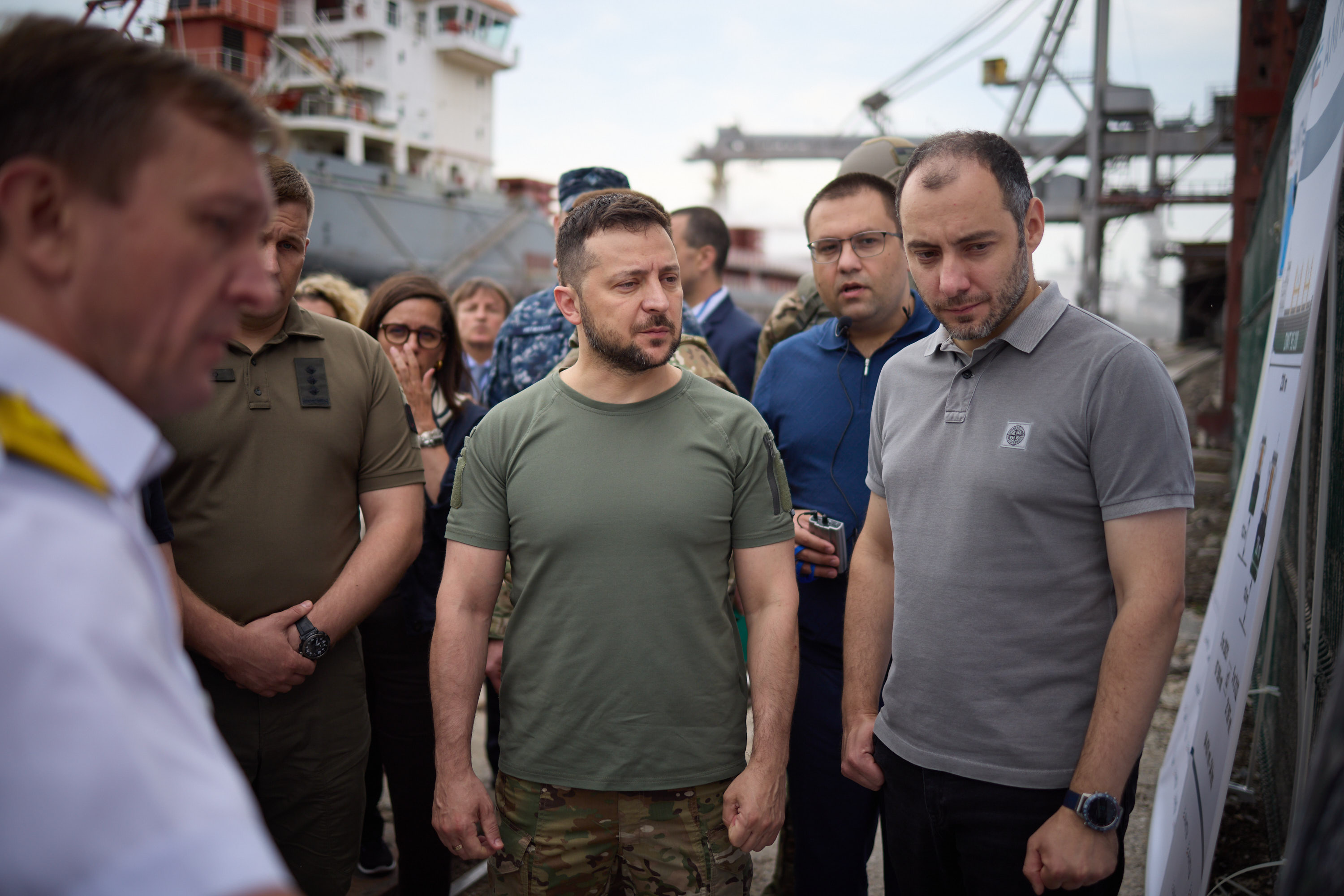 Что произошло с зеленским сегодня. Зеленский в порту. Зеленский в Одессе. Президент Украины 2022. Политики Украины.