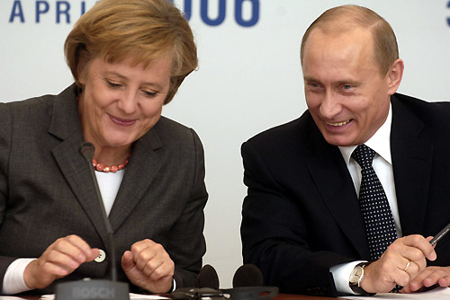 Bondskanselier Angela Merkel en president van Rusland Vladimir Poetin tijdens een bezoek aan Tomsk op 26 april 2006.