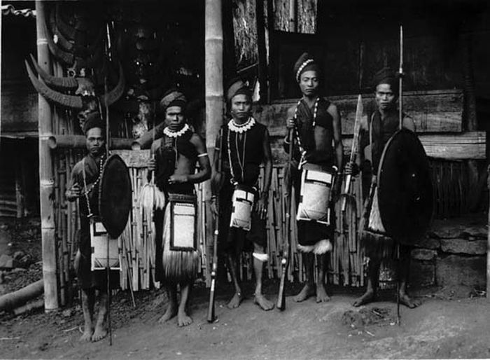 File:COLLECTIE TROPENMUSEUM Portret van een groep Ngada mannen in krijgskleding TMnr 60007305.jpg