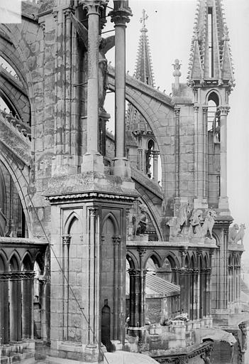 File:Cathédrale Notre-Dame - Abside - Galerie supérieure, contreforts et arcs-boutants - Reims - Médiathèque de l'architecture et du patrimoine - APMH00016956.jpg