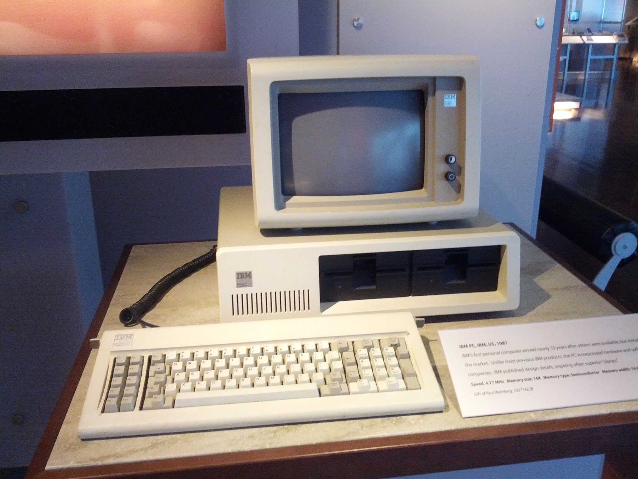 Pc 1. IBM PC 330. IBM компьютер 1999. Компьютер IBM 1998. IBM PC 1981.