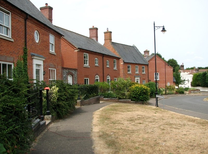 File:Highland Crescent - late 20th century housing - geograph.org.uk - 5847622.jpg