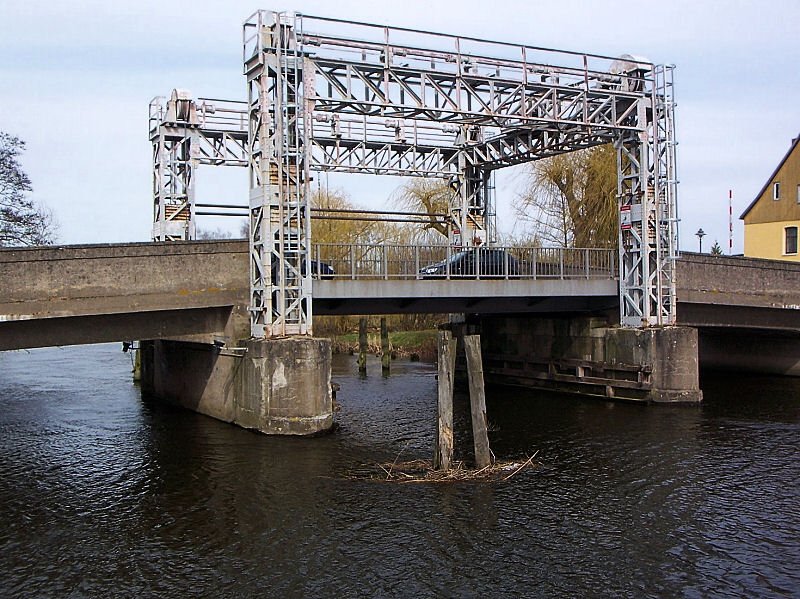 File:Hubbrücke in Schwaan.JPG