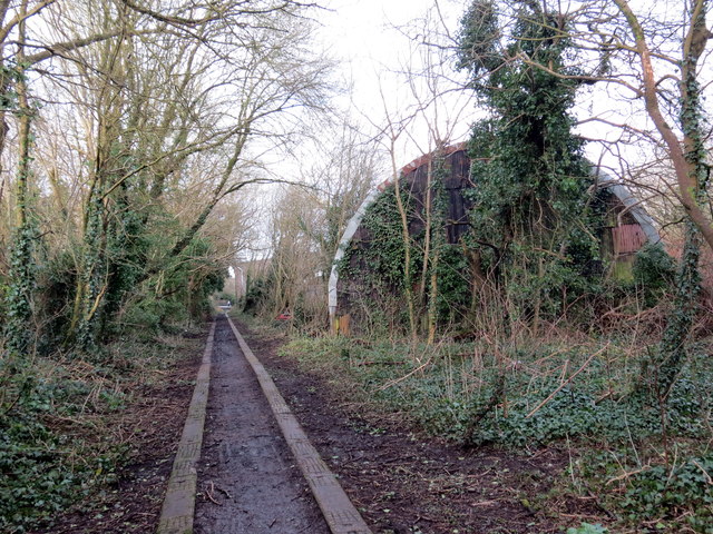 File:Llwybr Llangennech - Llangennech Path - geograph.org.uk - 5668629.jpg