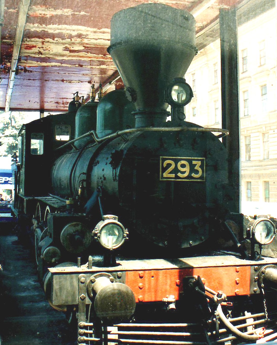 https://upload.wikimedia.org/wikipedia/commons/d/dd/Locomotive_293.jpg