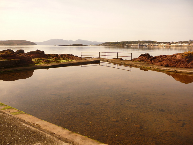 File:Millport, pool on rocks by Marine Parade - geograph.org.uk - 1540117.jpg